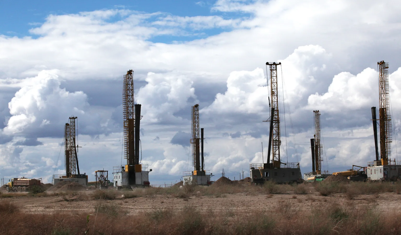 Volkovgeology drilling rigs at an operating site