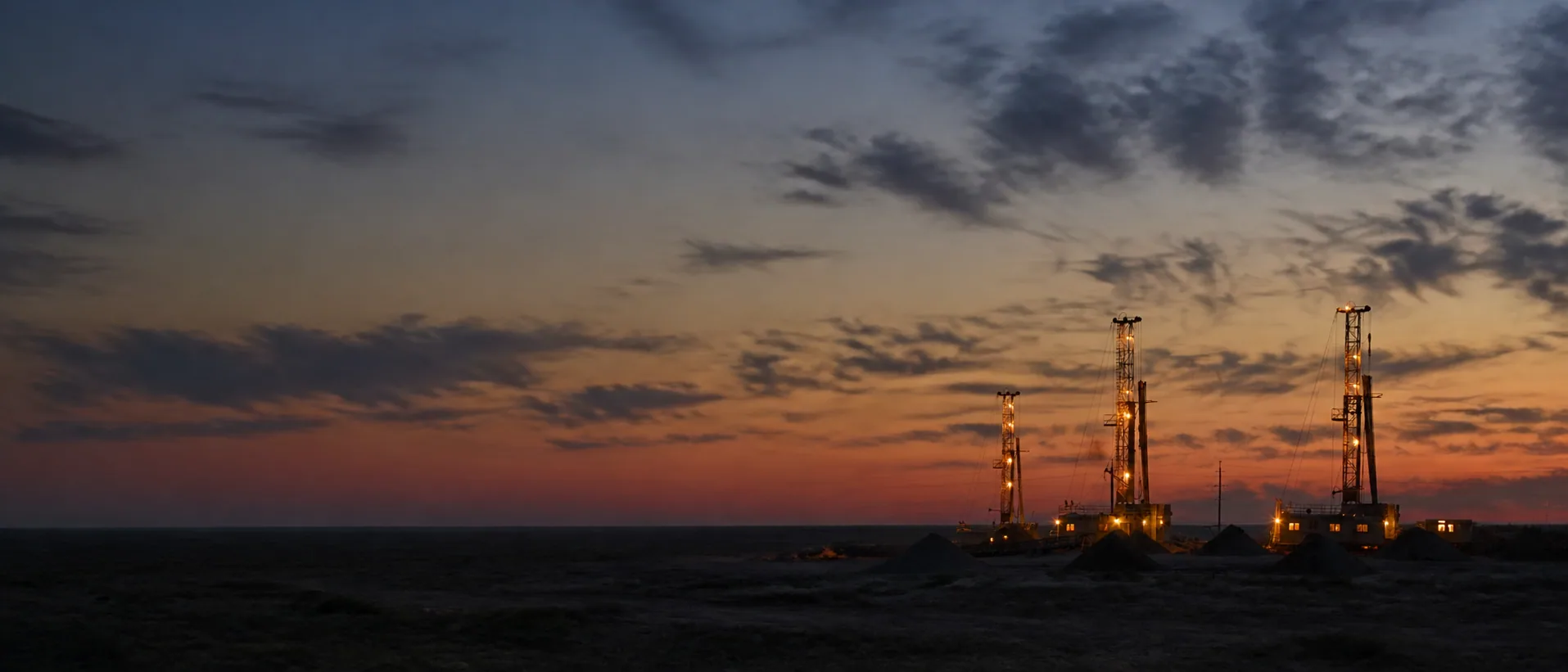 Drilling rigs at an operating site in the evening (illustrative image)