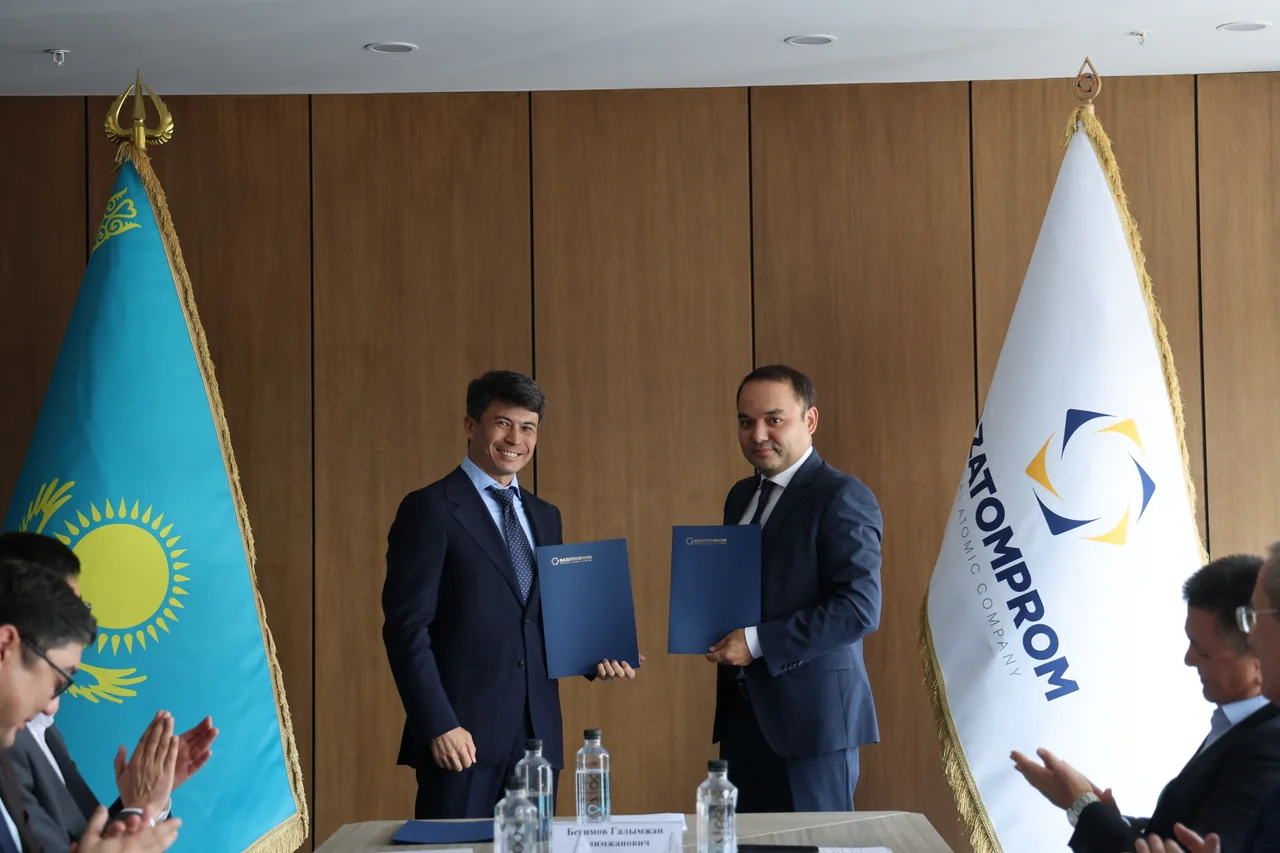 Participants of Kazatomprom’s round table exchanging signed documents